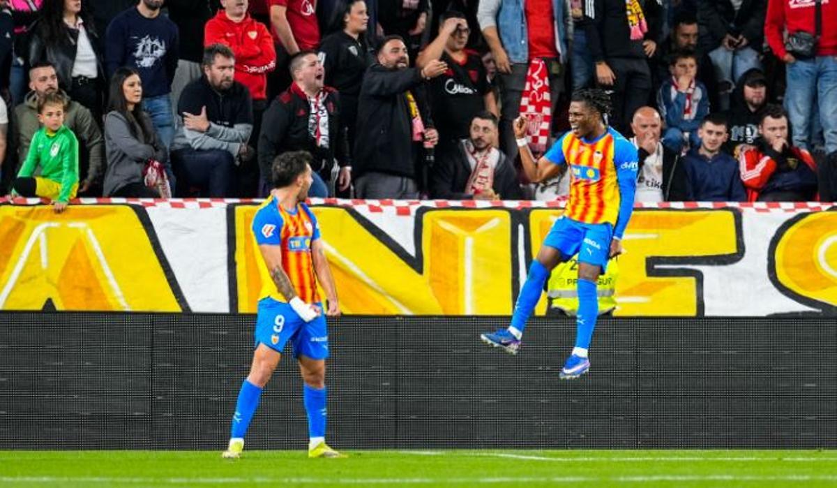 Ramazani y Hugo Duro celebran el segundo gol en el Pizjuán