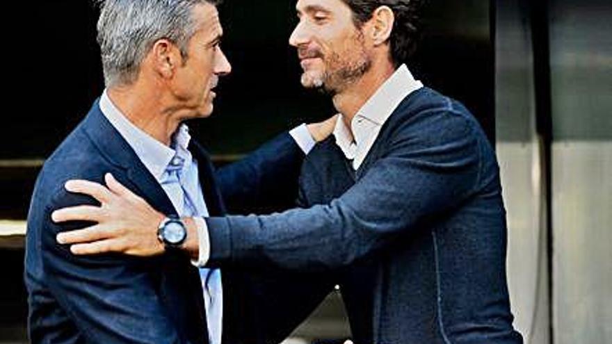 José Luis Martí y Víctor Sánchez se saludan antes del partido.