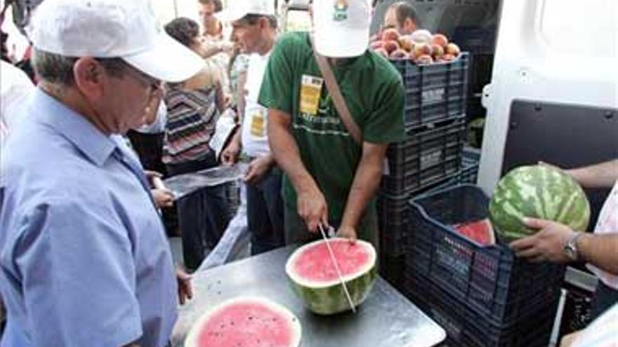 Agricultores regalan 4.000 kilos de fruta para reclamar unos precios más justos