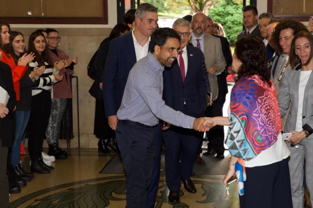 Salman Khan se reúne con estudiantes de Magisterio y Pedagogía.