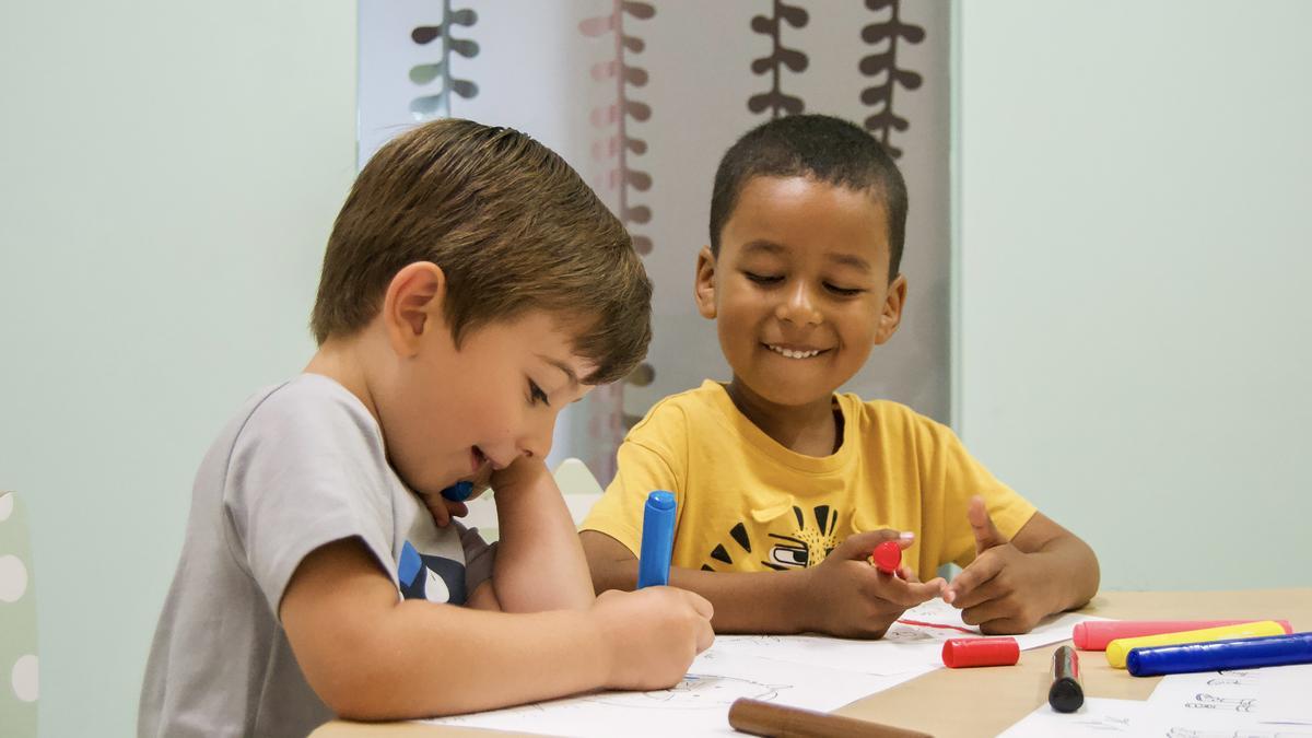 Dos niños dibujan durante su clase de inglés en Kids&Us.