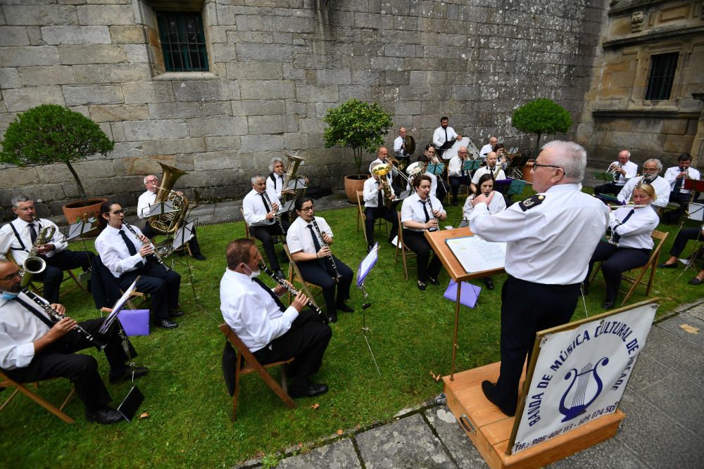 Poio celebra un San Xoán atípico pero con idéntico espíritu festivo