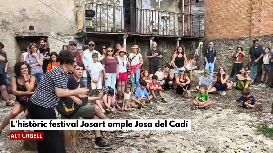 Un somrient Pere Miró rep l'aplaudiment dels assistents a l'acte després de ser designat Fill Predilecte de Manresa
