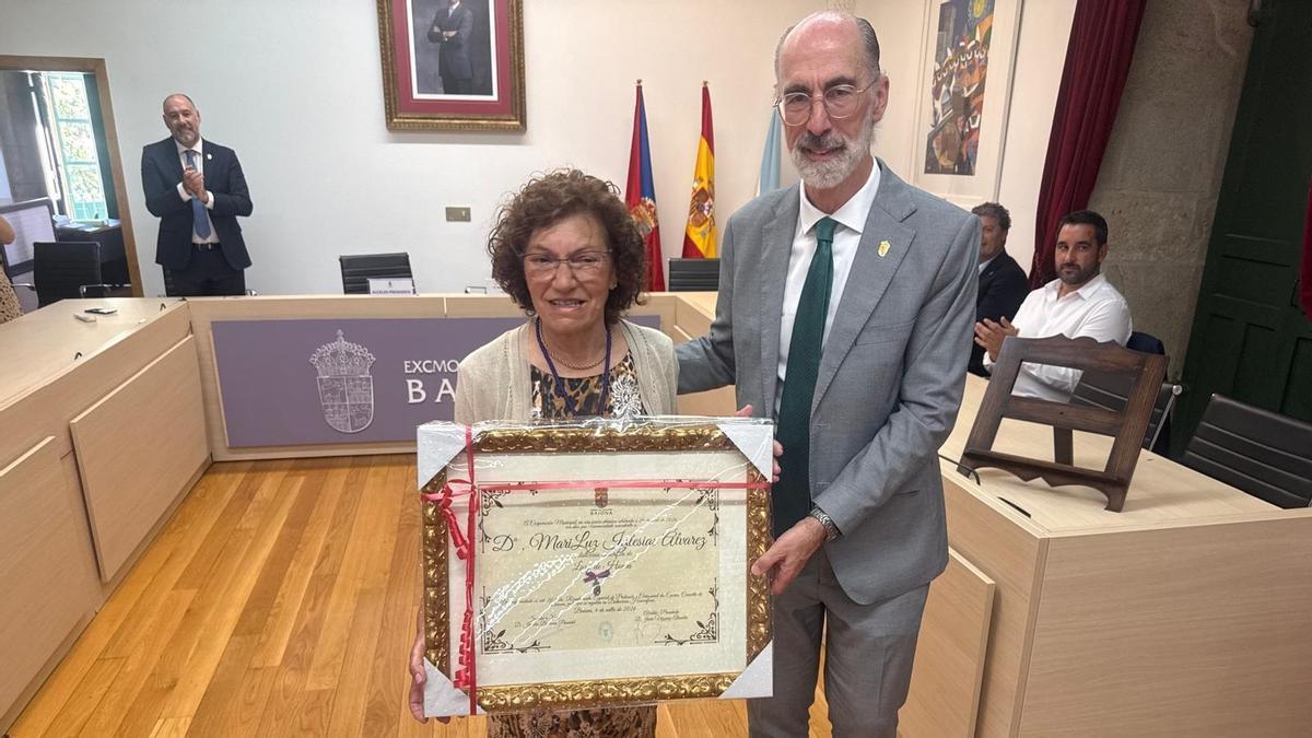 Mari Luz Iglesias junto al alcalde, Jesús Vázquez Almuiña, ayer.