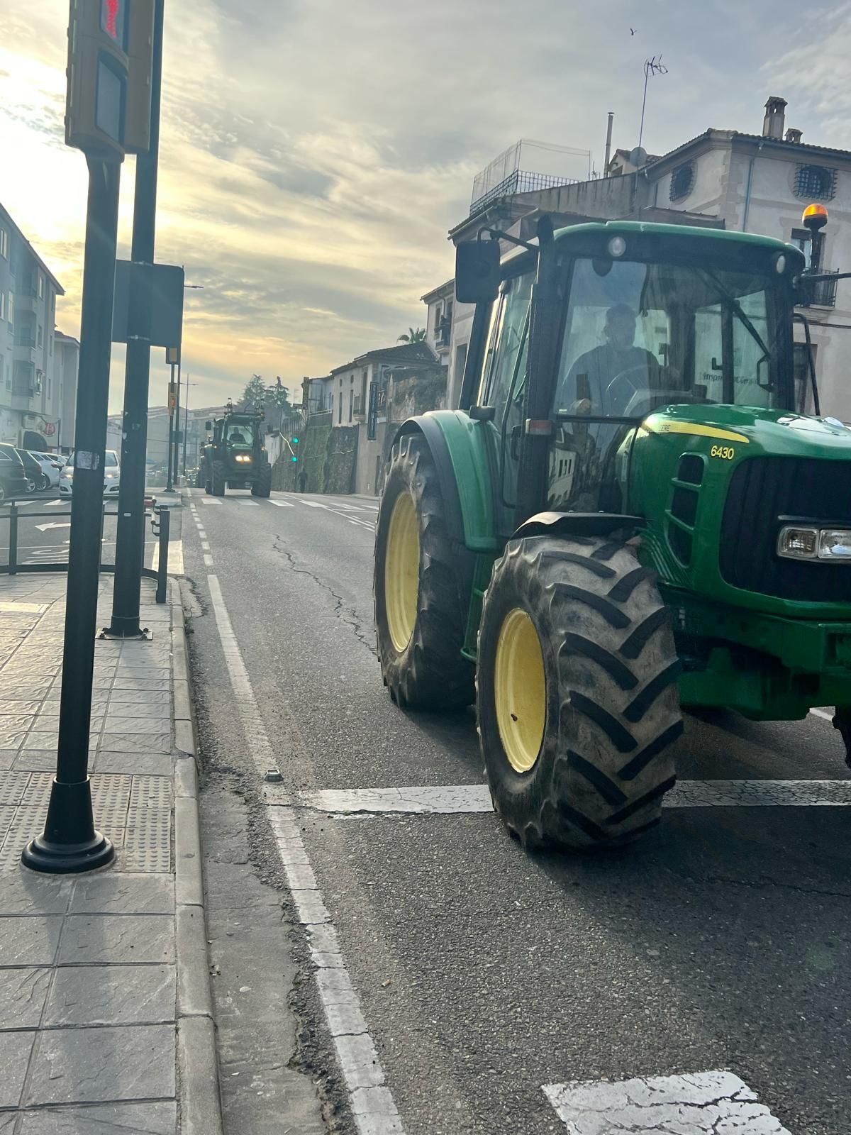 En Coria la protesta suma a unos 80 tractores de la comarca del valle del Alagón