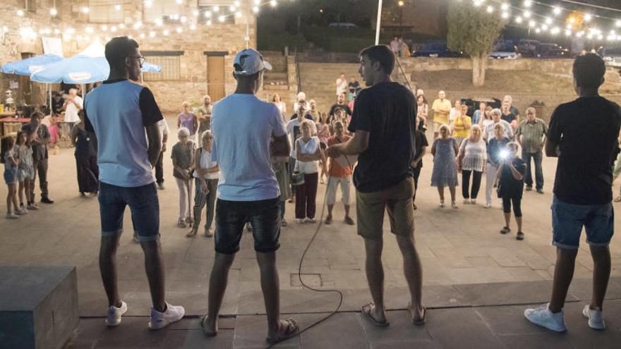 Els tres menors i un educador realitzant el pregó de la festa major de Castellnou