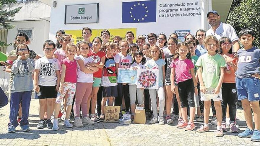 La niña Leyre Rosal diseña el logotipo de un programa europeo sobre educación