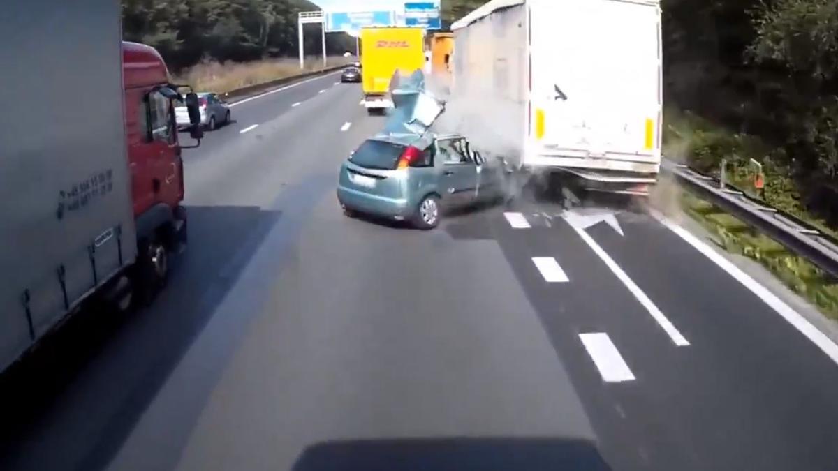 El momento en que la conductora choca contra un camión que estaba parado en el carril de salida