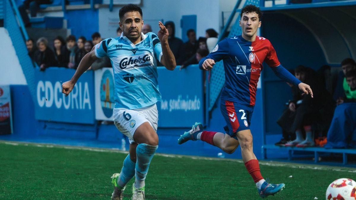 Luis Telles durante un partido de esta temporada en Coria.