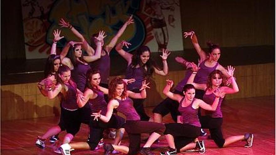 Un grupo de chicas pone en escena la coreografía ensayada para su actuación, ayer.