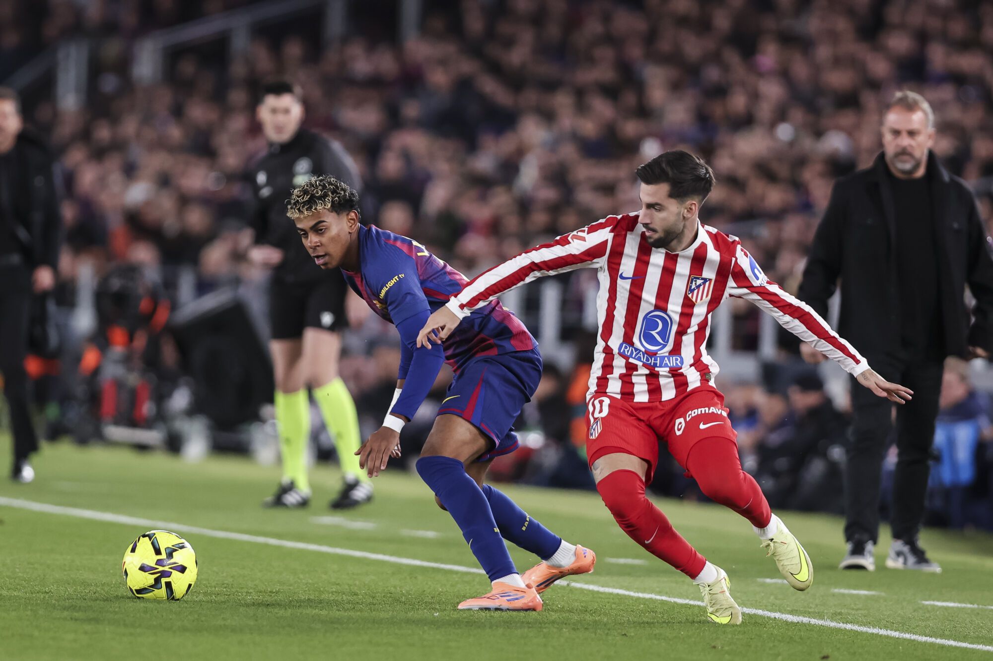 Alex Baena of Atletico de Madrid and Lamine Yamal of FC Barcelona fight for the ball during the Spanish league, La Liga EA Sports, football match played between FC Barcelona and Atletico de Madrid at Spotify Camp Nou stadium on December 02, 2025 in Barcelona, Spain. AFP7 02/12/2025 ONLY FOR USE IN SPAIN. Javier Borrego / AFP7 / Europa Press;2025;SPORT;ZSPORT;SOCCER;ZSOCCER;FC Barcelona v Atletico de Madrid - La Liga EA Sports;