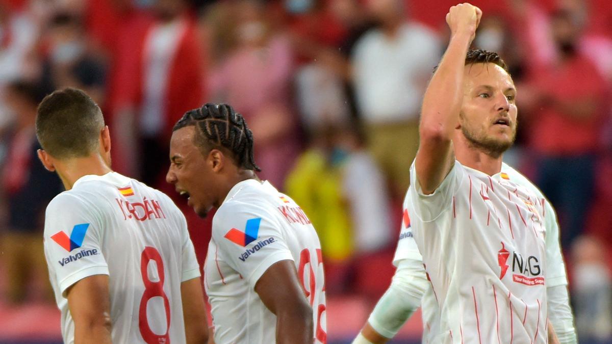 Rakitic celebra su gol con el Sevilla ante el Salzburgo