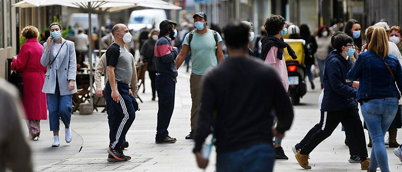Gente por la calle en el centro de Pontevedra. |   // GUSTAVO SANTOS