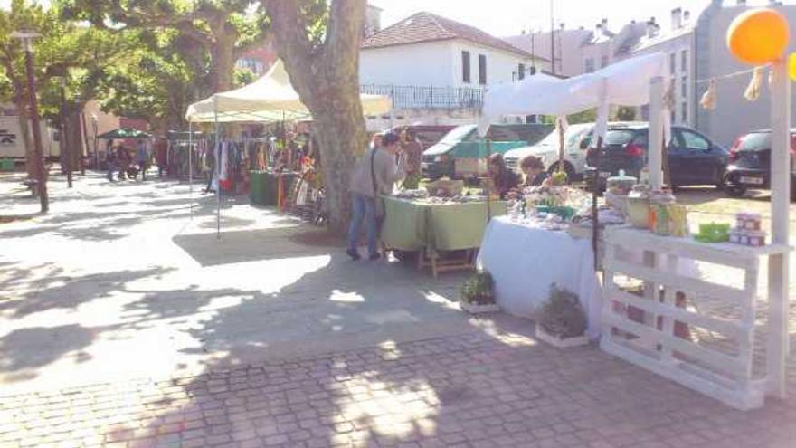 Puestos del mercadillo de artesanía en el Festival Mil e Pico, ayer, en Carral. / la opinión