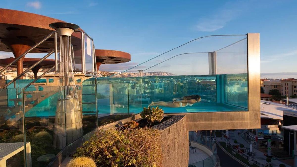 Zambra SkyBar, en el hotel GF Victoria.