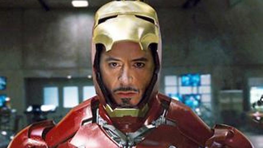 Robert Downey Jr. como Iran Man.