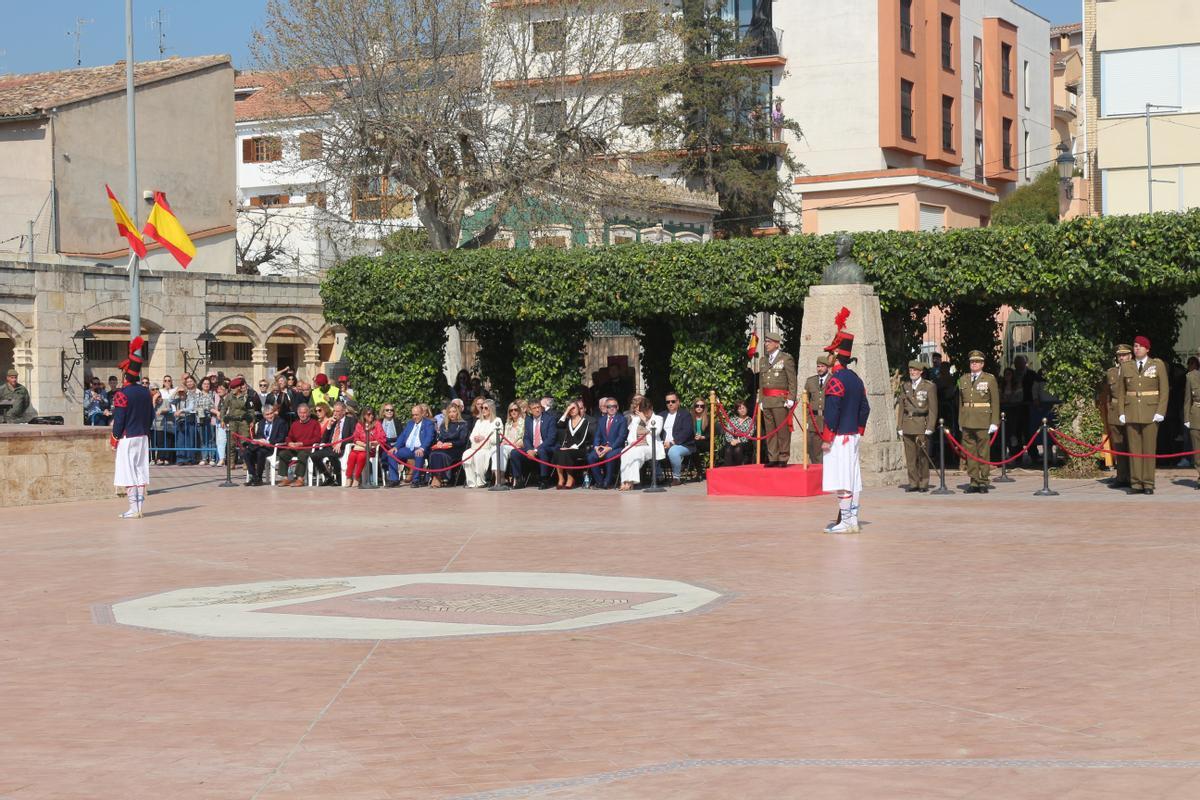 Palco de autoridades durante el acto de jura de bandera.