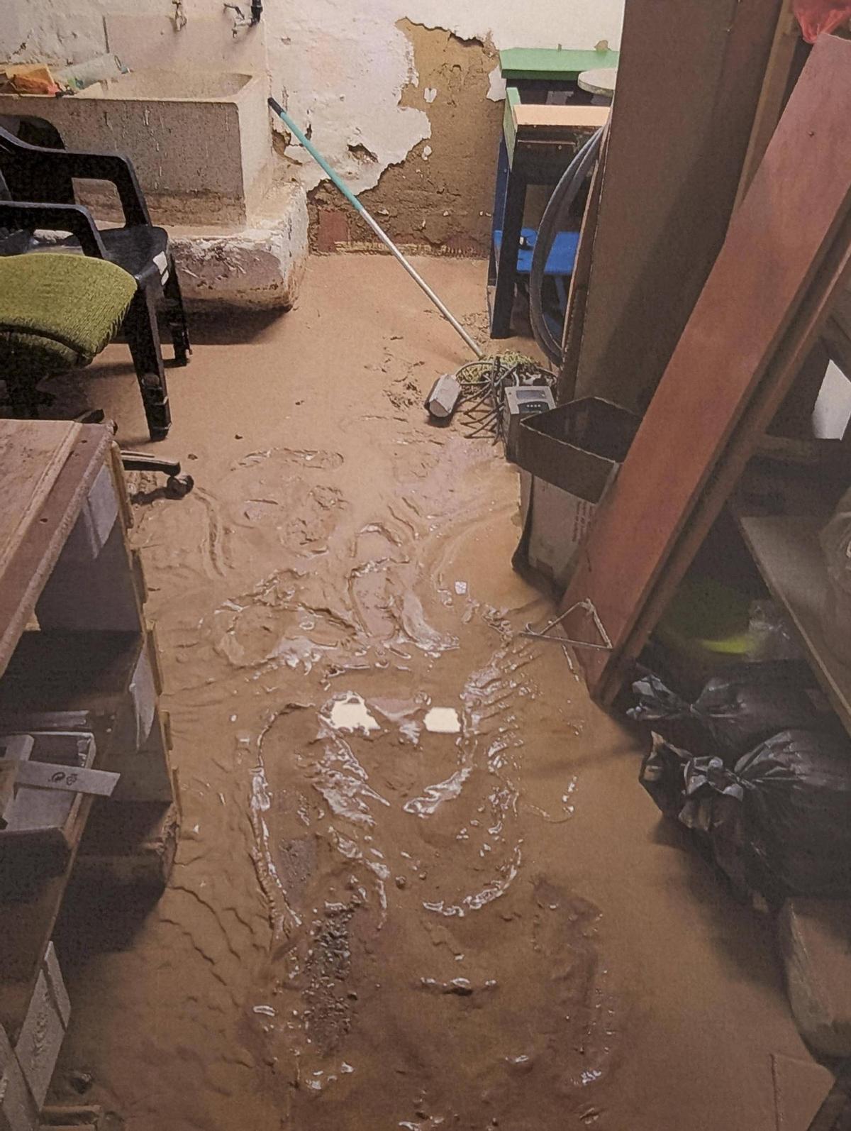 Estado en el que quedó el sótano de una de las casas tras un reventón en 2024.