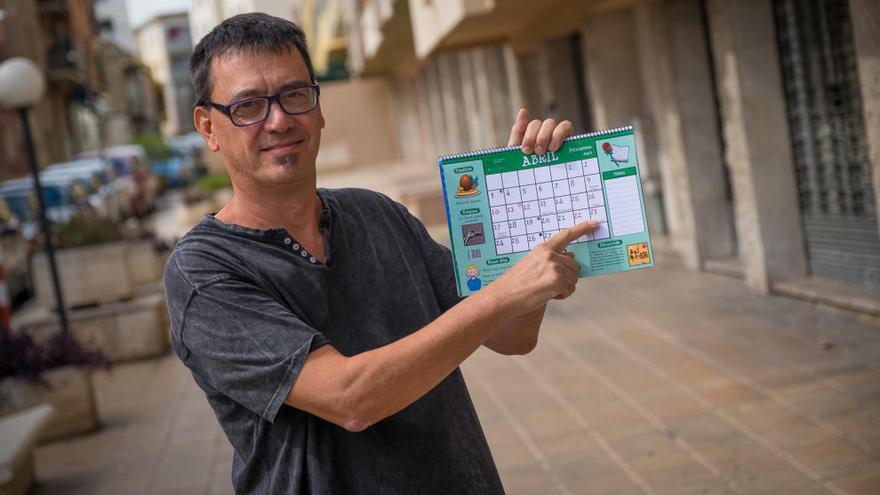 Joan Antoja, amb una mostra del calendari.