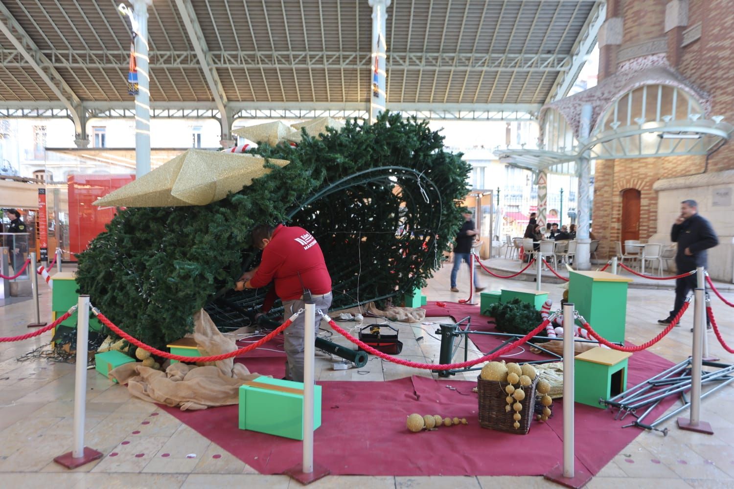 Cae el árbol de Navidad del Mercado de Colón