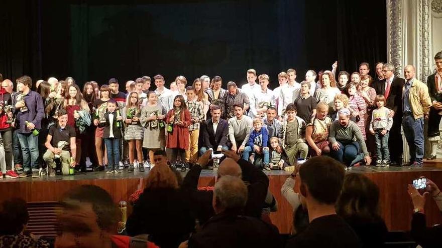 Foto de familia de los premiados ayer en la gala del piragüismo asturiano en Villaviciosa.