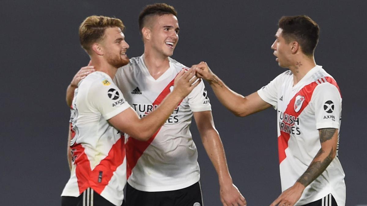 Jugadores de River Plate celebran uno de los goles.