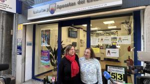 Mireia (izquierda) e Isabel (derecha), las loteras que han repartido el Gordo en Badalona.