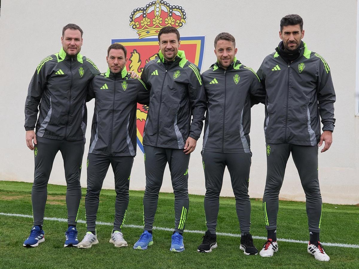 Gabi, en el centro de la imagen, junto a su cuerpo técnico en el Zaragoza.