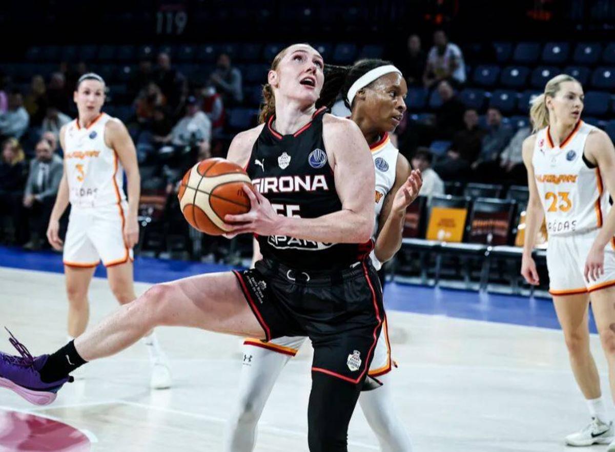 Chloe Bibby, en acció contra el Galatasaray a la Final Six de l'Eurolliga.