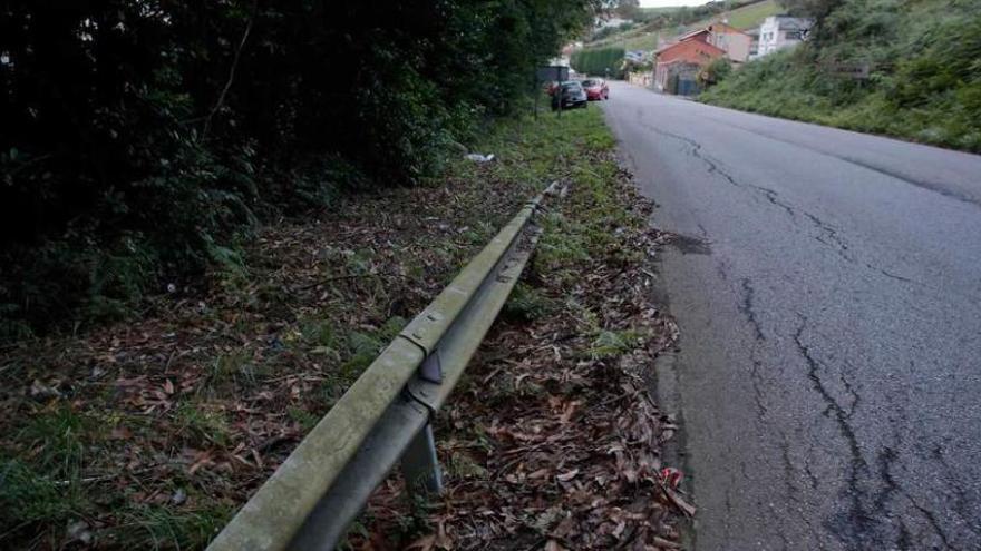 Un quitamiedos destrozado en las proximidades de la localidad de Zeluán.