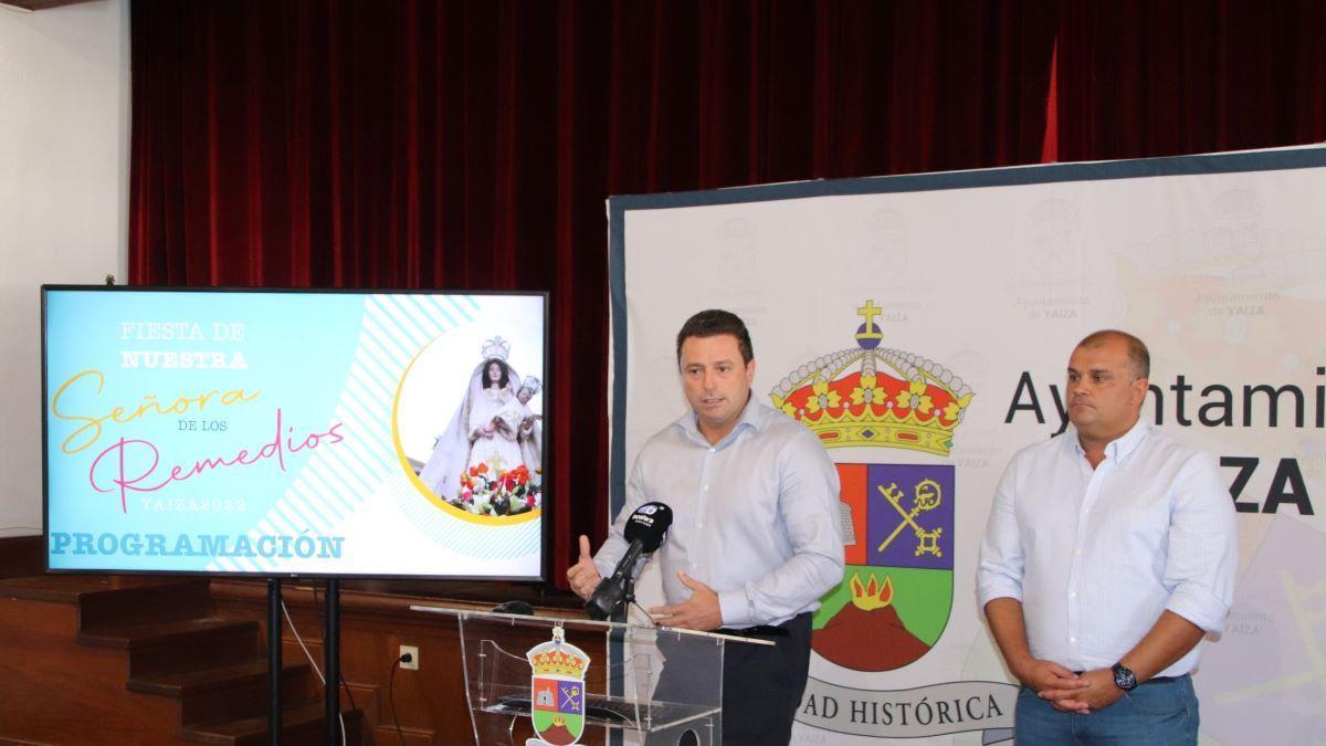 Óscar Noda (i) y Javier Camacho en una imagen de archivo durante la presentación de las fiestas patronales de Yaiza