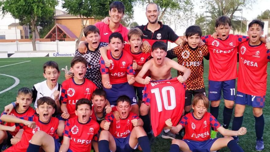 Los equipos alevín A y benjamín A de la UE Tavernes, campeones de liga