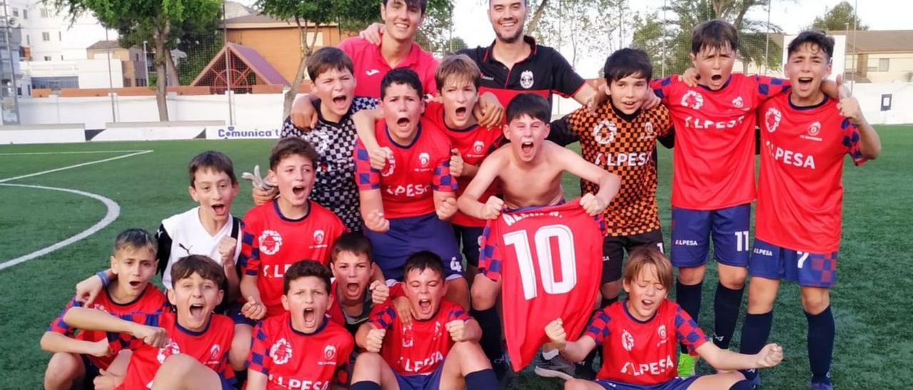 Los equipos alevín A y benjamín A de la UE Tavernes, campeones de liga