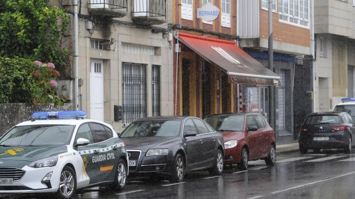 Dos coches de la Guardia Civil, 
aparcados junto al bar donde 
falleció el hombre.  | // BERNABÉ/J.LALÍN