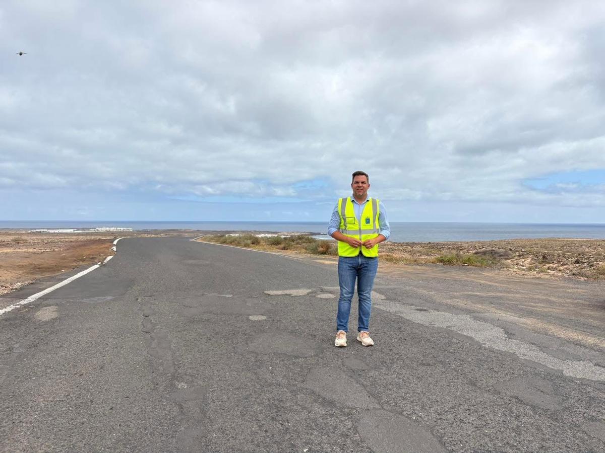 Jacobo Medina, consejero de Obras Públicas del Cabildo de Lanzarote, en la carretera entre Caleta de Caballo y Soo, en el municipio de Teguise