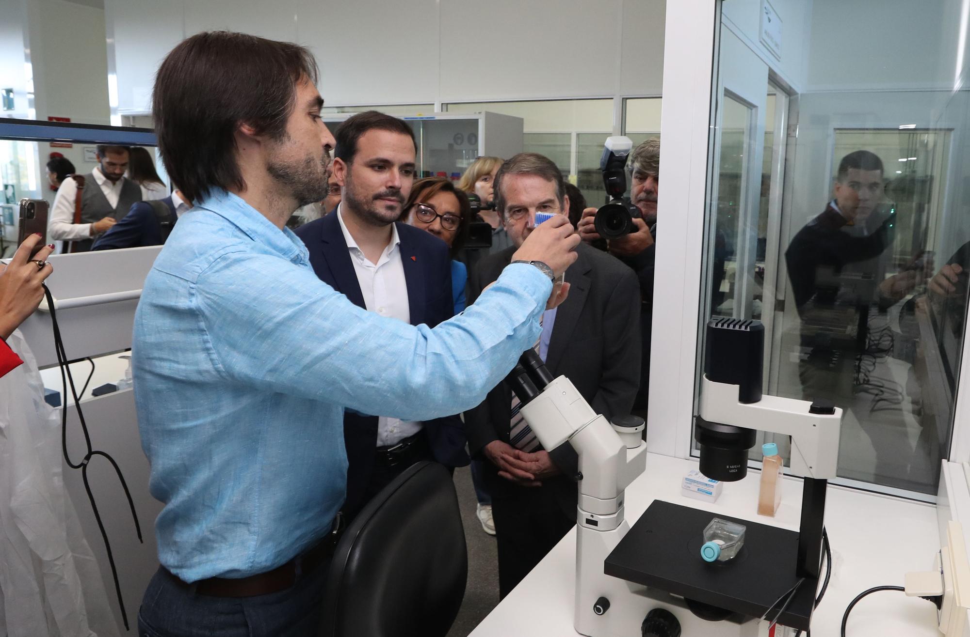 El ministro Alberto Garzón visita el Laboratorio Nacional de Biotoxinas Marinas de Vigo