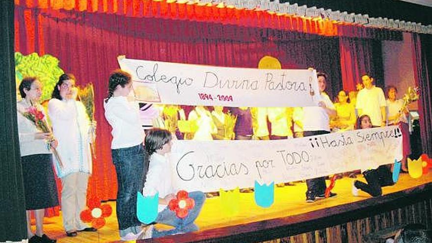 Alumnos del Divina Pastora despliegan una pancarta de agradecimiento durante la fiesta de despedida.