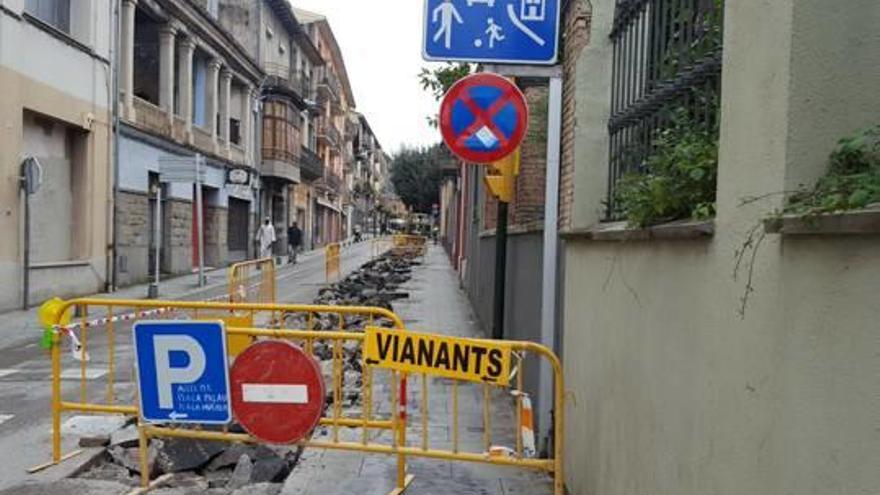 Han començat a aixecar el paviment del carrer.