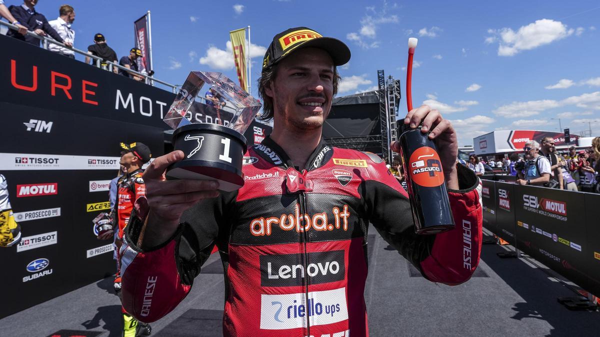 Nicoló Bulega celebrando su pole en Balaton Park
