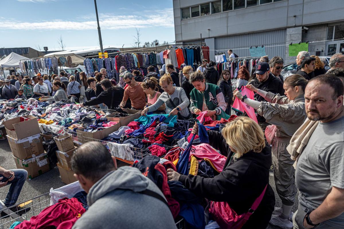 El histórico mercado ambulante inicia un exilio temporal: las obras de reforma del barrio exigen dejar libres las calles del Acer, de la Metal·lúrgia y del Crom, donde los puestos comerciales llevaban más de 50 años asentados. La nueva ubicación es desde el cruce de la calle de los Ferrocarrils Catalans con calle Foc hasta el cruce de la calle de la Mare de Déu de Port con el de calle Motors.