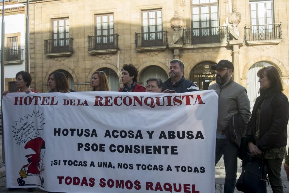 Concentración a la puerta del hotel Reconquista