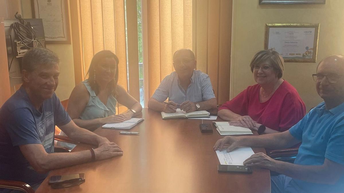 La delegada de Justicia, Administración Local y Función Pública, Raquel López, ha visitado Doña Mencía para reunirse con su alcalde, Salvador Cubero, en el Ayuntamiento.