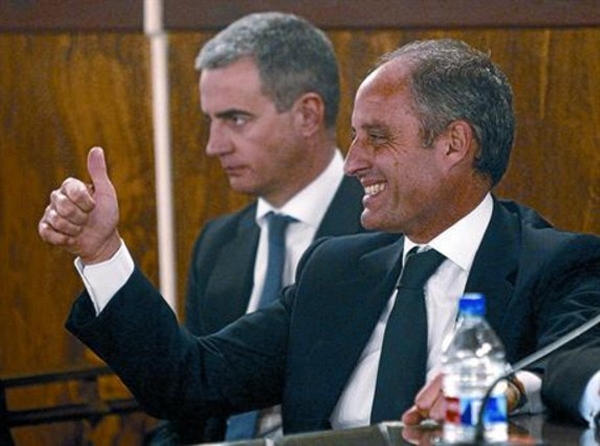 Camps, junto a Costa, muestra su satisfacción al conocer el veredicto, ayer en Valencia.