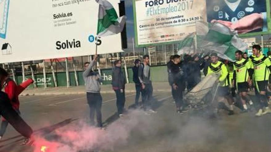 Bengalas, banderas y una pancarta  de la Jove Elx en el entrenamiento