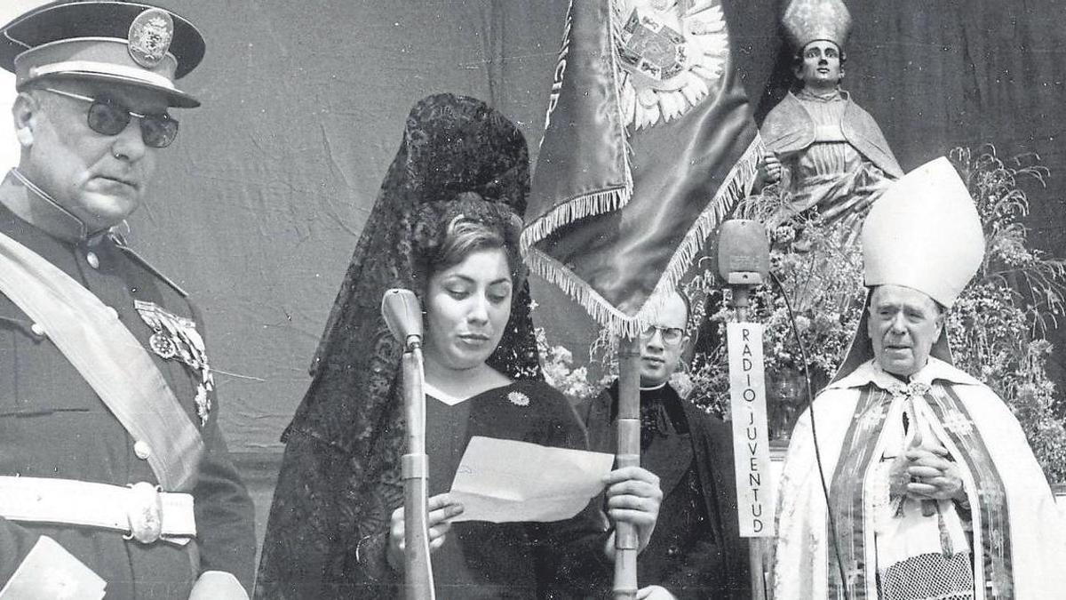 Marité Fernández-Delgado el día de su nombramiento como madrina de la Policía Municipal. Día de San Patricio, años sesenta.
