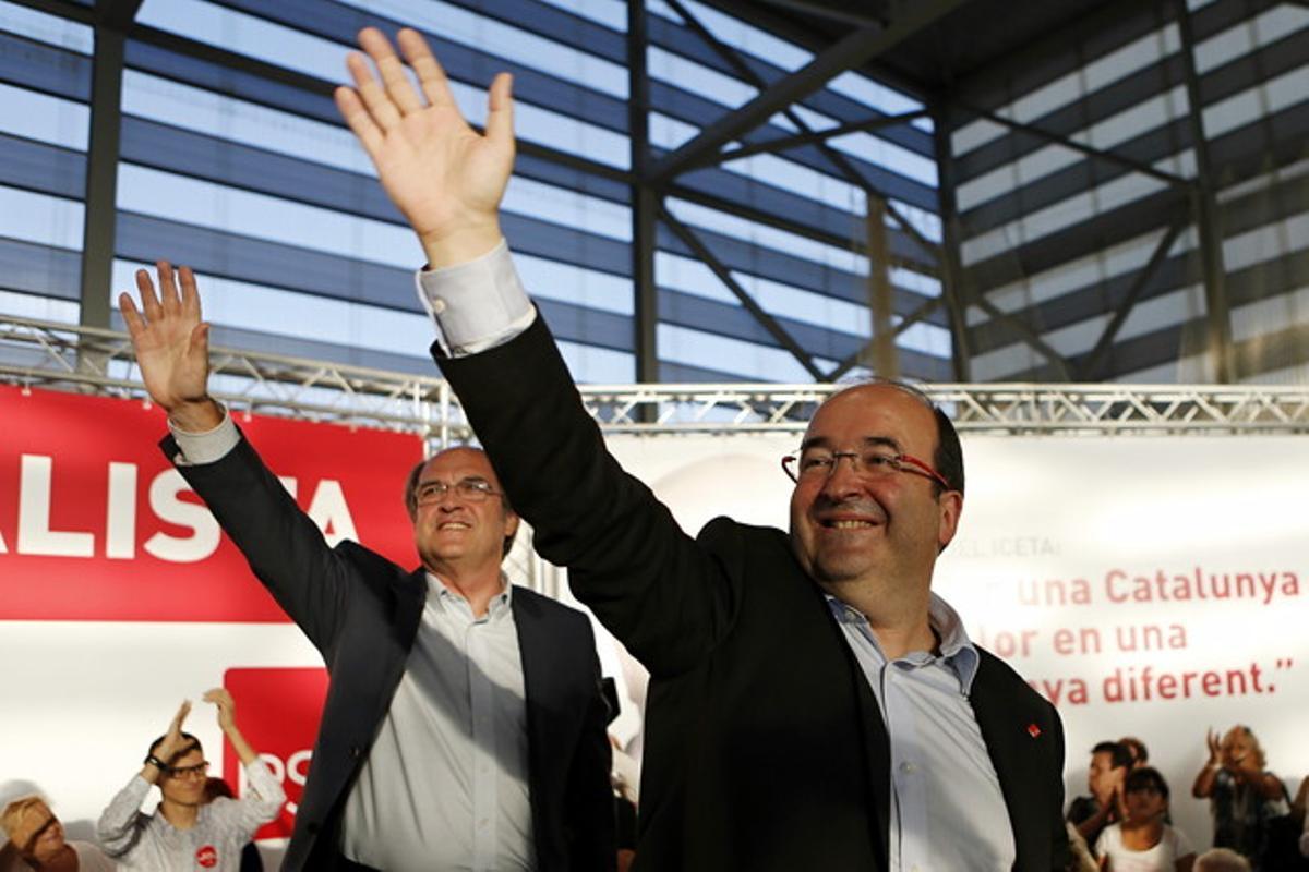 El portaveu del Grup Socialista a l’Assemblea de Madrid, Ángel Gabilondo, durant la seva intervenció aquest dilluns en el míting del PSC a Terrassa, amb el candidat socialista a la presidència de la Generalitat, Miquel Iceta.