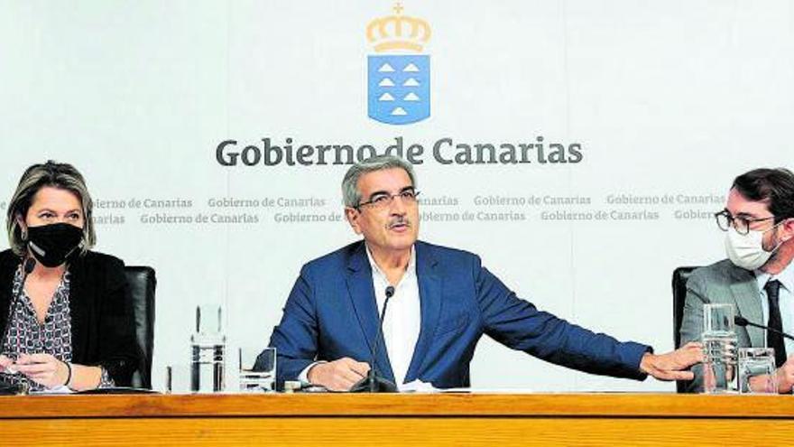De izquierda a derecha Alicia Vanoostende, Román Rodríguez y Antonio Olivera, ayer en la rueda de prensa del Consejo de Gobierno.