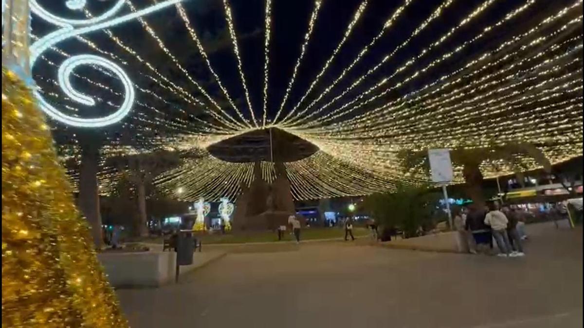 Iluminación navideña en Mesa y López y Triana en la primera noche de invierno
