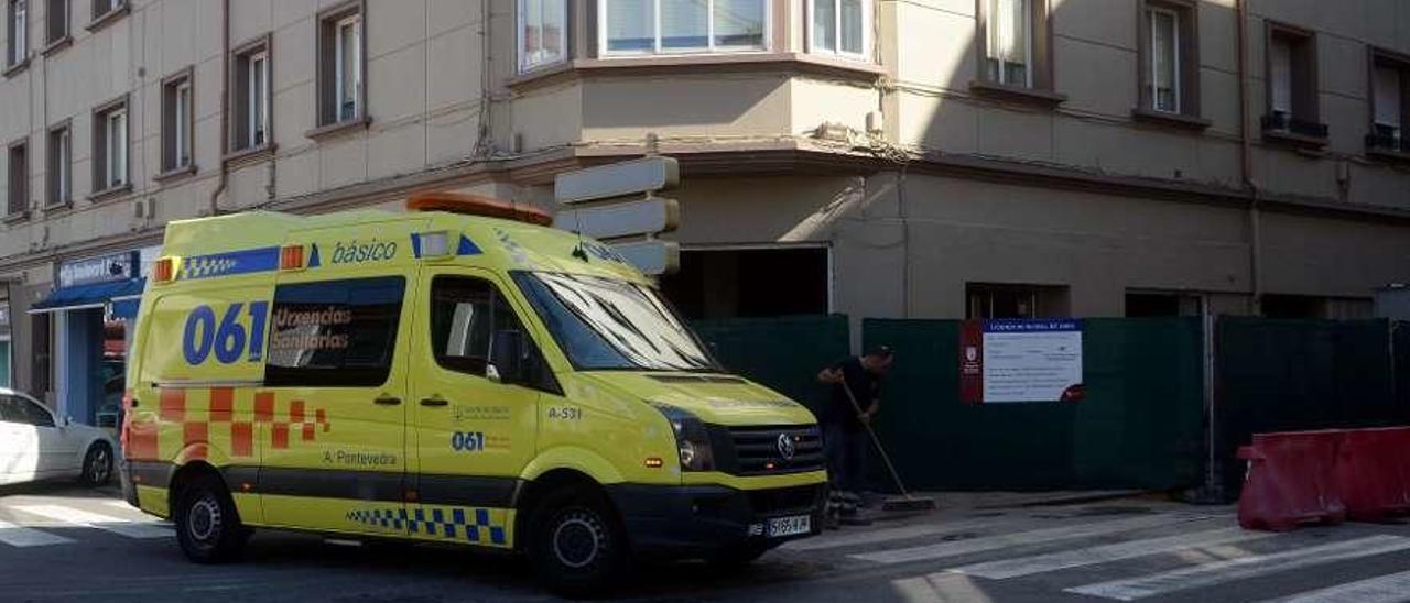 Una ambulancia en la zona de Vilagarcía. // Noé Parga