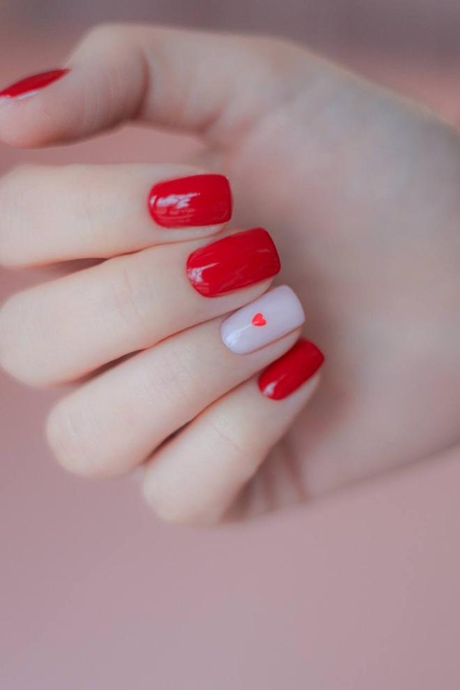 Manicura minimalista con un corazón